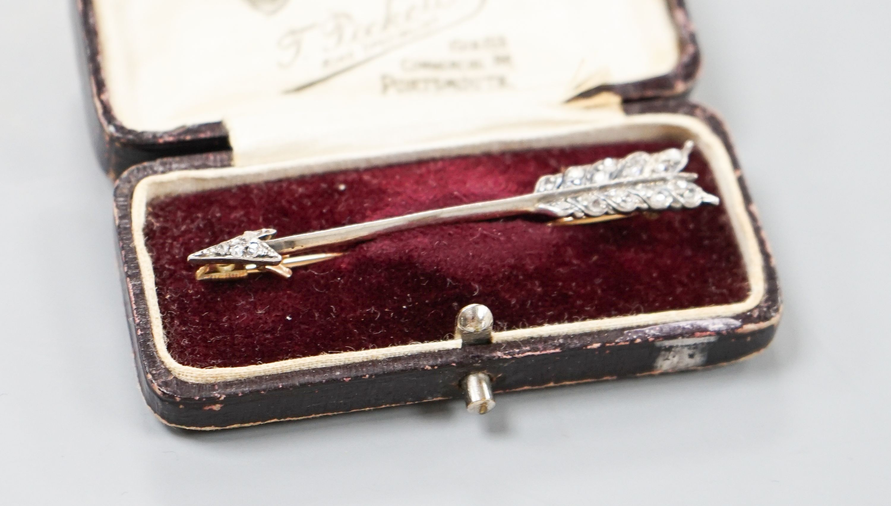 An Edwardian yellow metal and rose cut diamond set arrow bar brooch, 56mm, gross weight 3. grams.